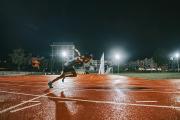 开云官网-运动场上波澜不惊，选手们拼尽全力冲刺终点
