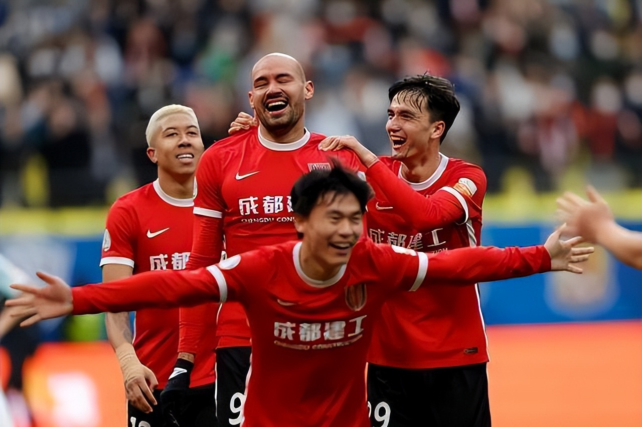 上港主场大胜泰达，稳健冲击争冠之路