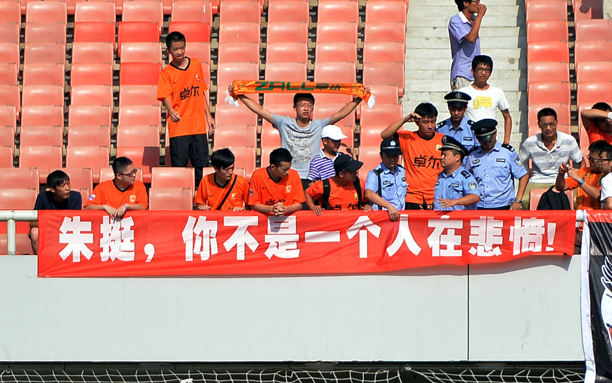 关于危机关头，球队团结一心，冲锋陷阵的信息