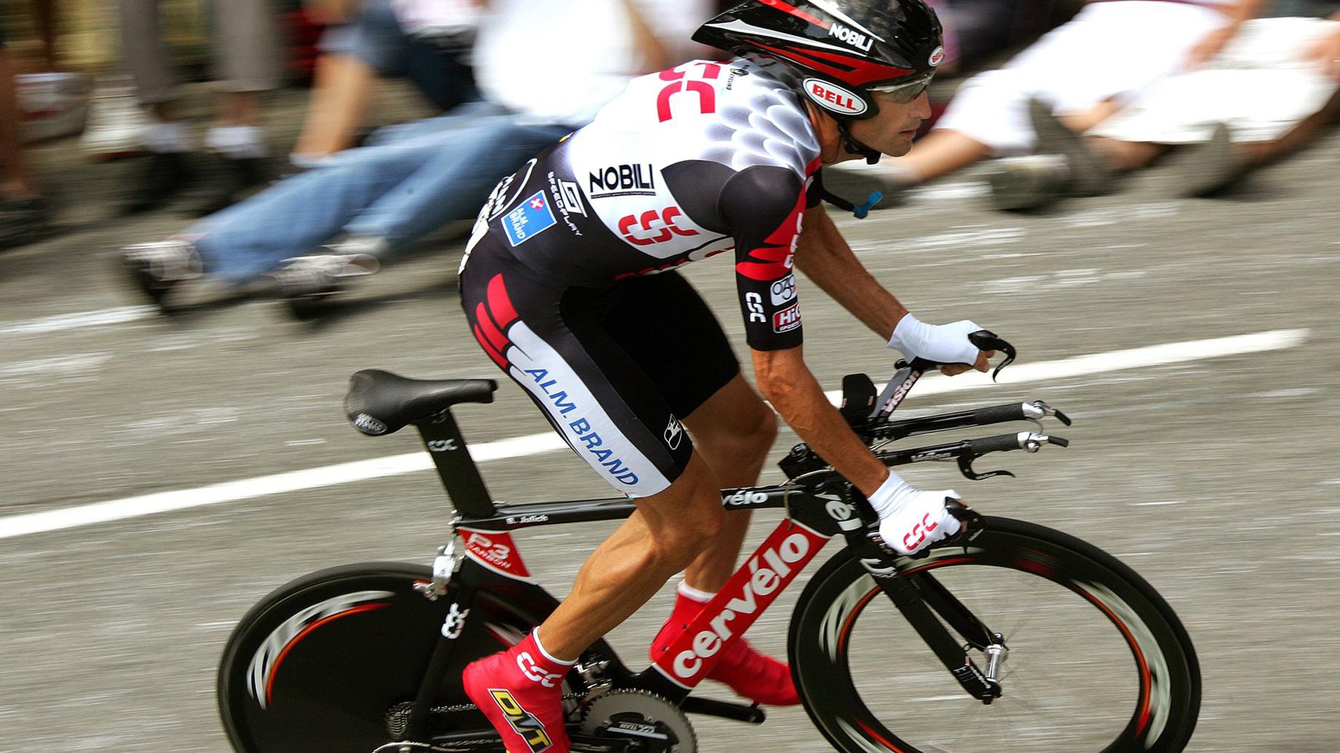 双线狂飙，魔术师篮球场演绎F1式攻防，英格拉姆于巴林赛道人车合一