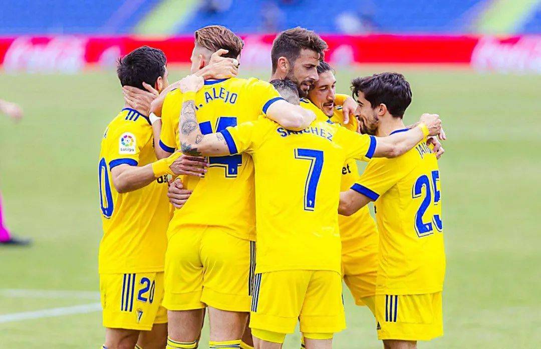 尤文对阵乌拉圭，莱万末节接管比赛